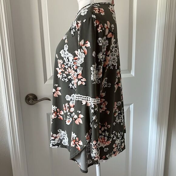 Amana Raised Floral Split Tulip Sleeve Lace Details Grey & Peach NWOT - Picture 3 of 9